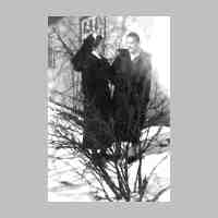 016-0021 1944 neben dem Haus Krueger. Anneliese ... . geb. Krueger und Elli Seidel, geb. Krause.jpg